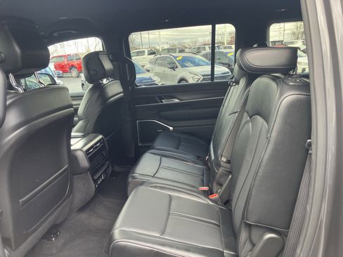 Used 2024 Jeep Wagoneer Series II w/ Flexible Seating Group AWD/4WD image 19