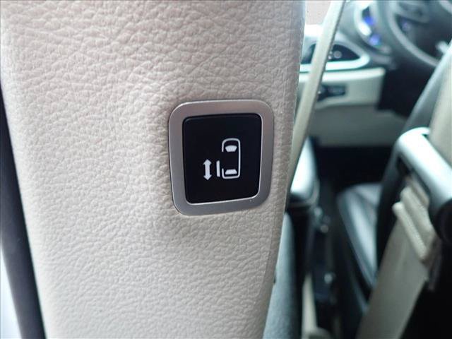 Used 2024 Chrysler Pacifica Touring-L FWD image 11