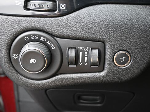 Used 2020 Jeep Cherokee Latitude Plus FWD image 12