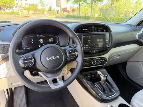 Certified 2025 Kia Soul LX image 13