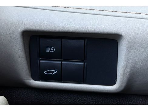 Used 2021 Toyota Highlander XLE AWD/4WD image 32