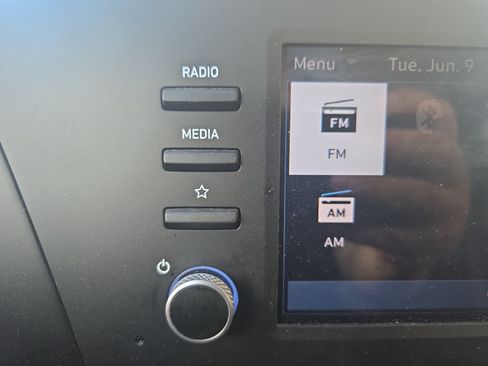 Used 2025 Hyundai Elantra SE FWD image 12