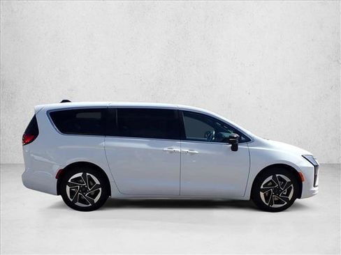 New 2027 Chrysler Pacifica Limited FWD image 5