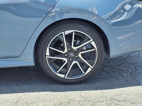 Used 2025 Nissan Sentra SR w/ SR Premium Package FWD image 10