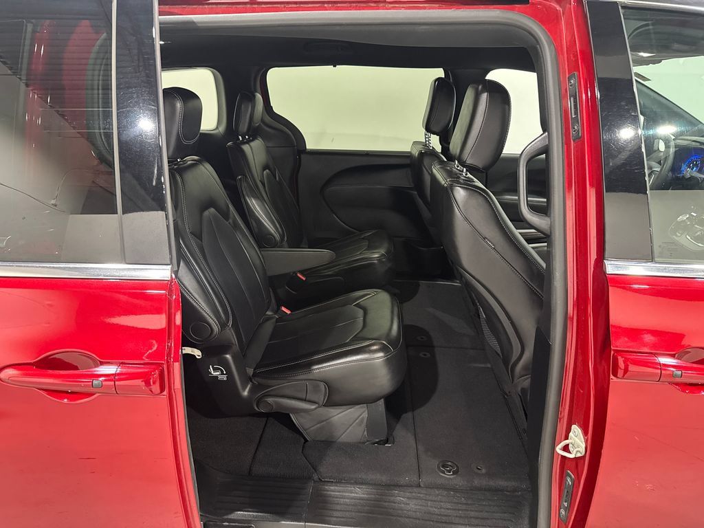 Used 2025 Chrysler Pacifica Select FWD image 24