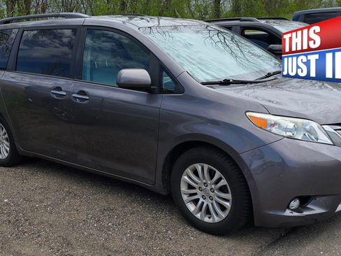 Used 2015 Toyota Sienna XLE FWD image 2