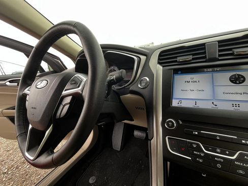 Used 2017 Ford Fusion SE w/ Fusion SE Technology Package FWD image 17