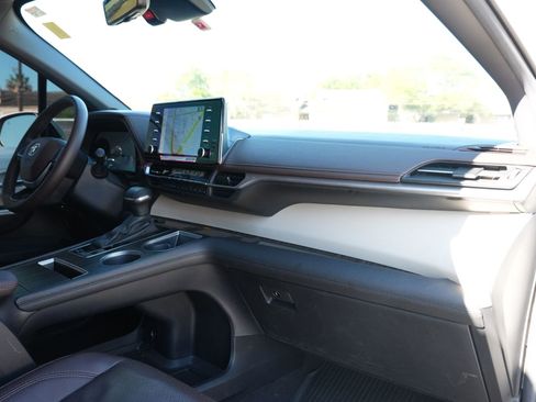 Used 2024 Toyota Sienna Platinum image 25