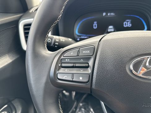 Used 2023 Hyundai Venue Limited FWD image 39