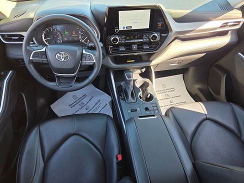 Used 2023 Toyota Highlander XLE image 9