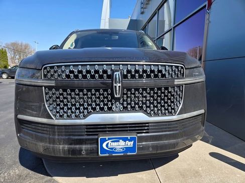 Used 2025 Lincoln Navigator Reserve image 6