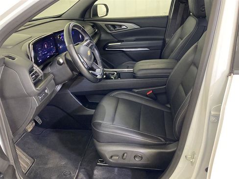 Used 2025 Chevrolet Traverse LT FWD image 8