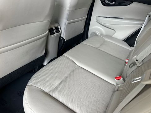 Used 2022 Nissan Rogue Sport SV w/ Technology Package image 4