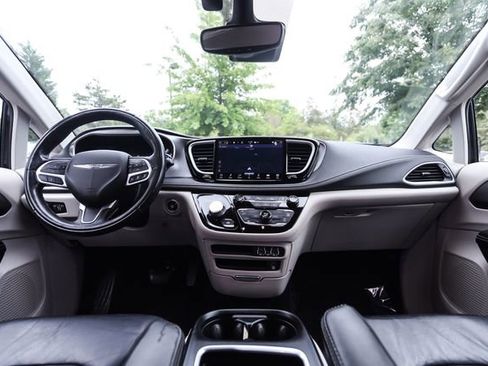 Used 2022 Chrysler Pacifica Touring-L w/ Uconnect Theater Family Group FWD image 25