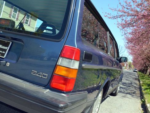Used 1992 Volvo 240 Wagon RWD image 14