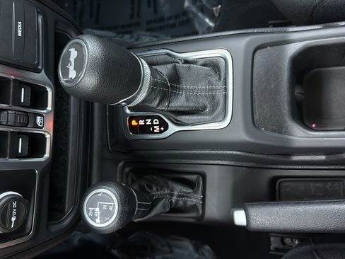 Used 2025 Jeep Wrangler Unlimited Sahara AWD/4WD image 17