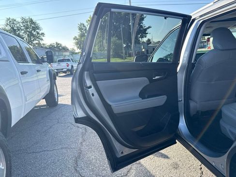 Used 2022 Toyota Highlander XLE AWD/4WD image 12