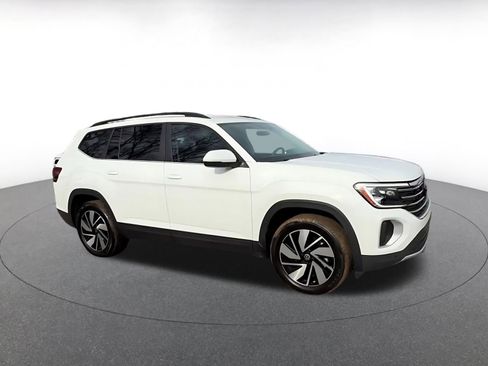 Used 2025 Volkswagen Atlas SE image 2