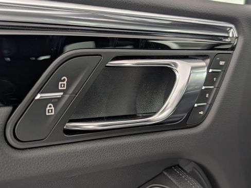 New 2026 Porsche Macan image 28