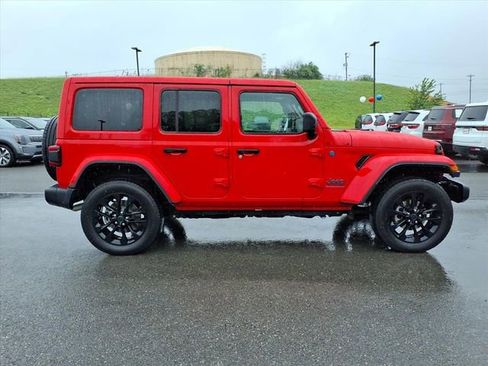 Used 2025 Jeep Wrangler Unlimited Sahara w/ Safety Group AWD/4WD image 3