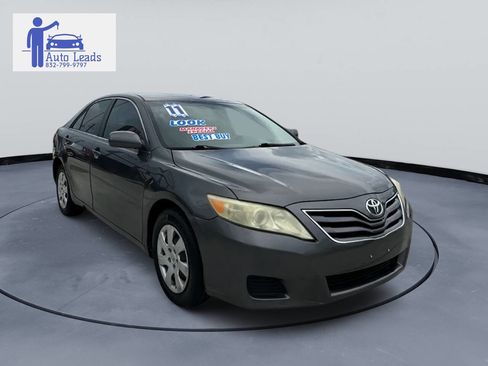 Used 2011 Toyota Camry LE image 2