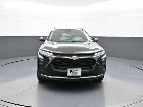 Used 2025 Chevrolet Trax LT w/ LT Convenience Package FWD image 2