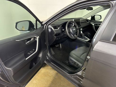 Used 2025 Toyota RAV4 XLE AWD/4WD image 2