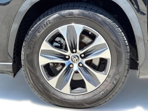 Used 2024 Toyota Highlander XLE FWD image 11
