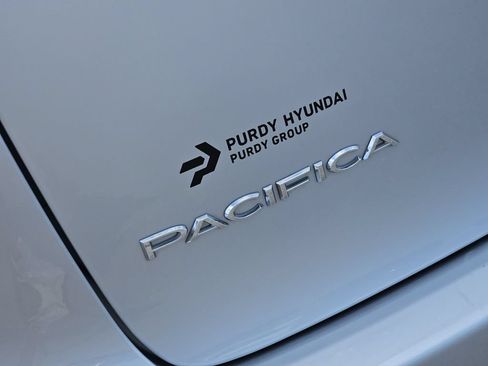 Used 2023 Chrysler Pacifica Touring-L FWD image 7