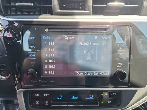 Used 2018 Toyota Corolla SE w/ SE Premium Package FWD image 12