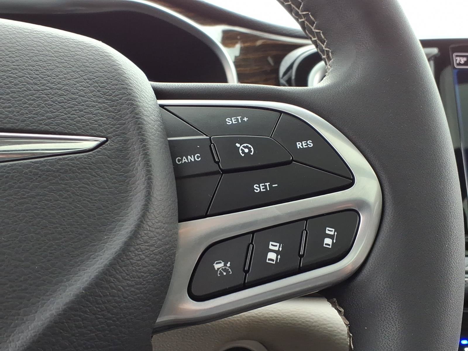 Used 2023 Chrysler Pacifica Limited FWD image 25