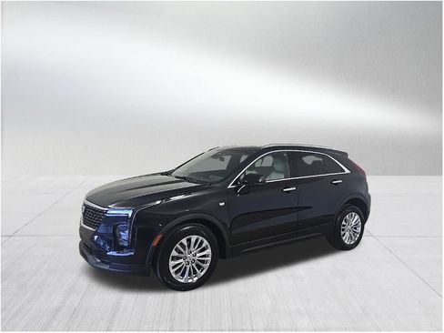 Certified 2024 Cadillac XT4 Luxury w/ Cold Weather Package image 2
