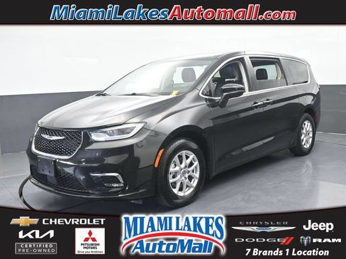 Used 2023 Chrysler Pacifica Touring-L FWD image 1