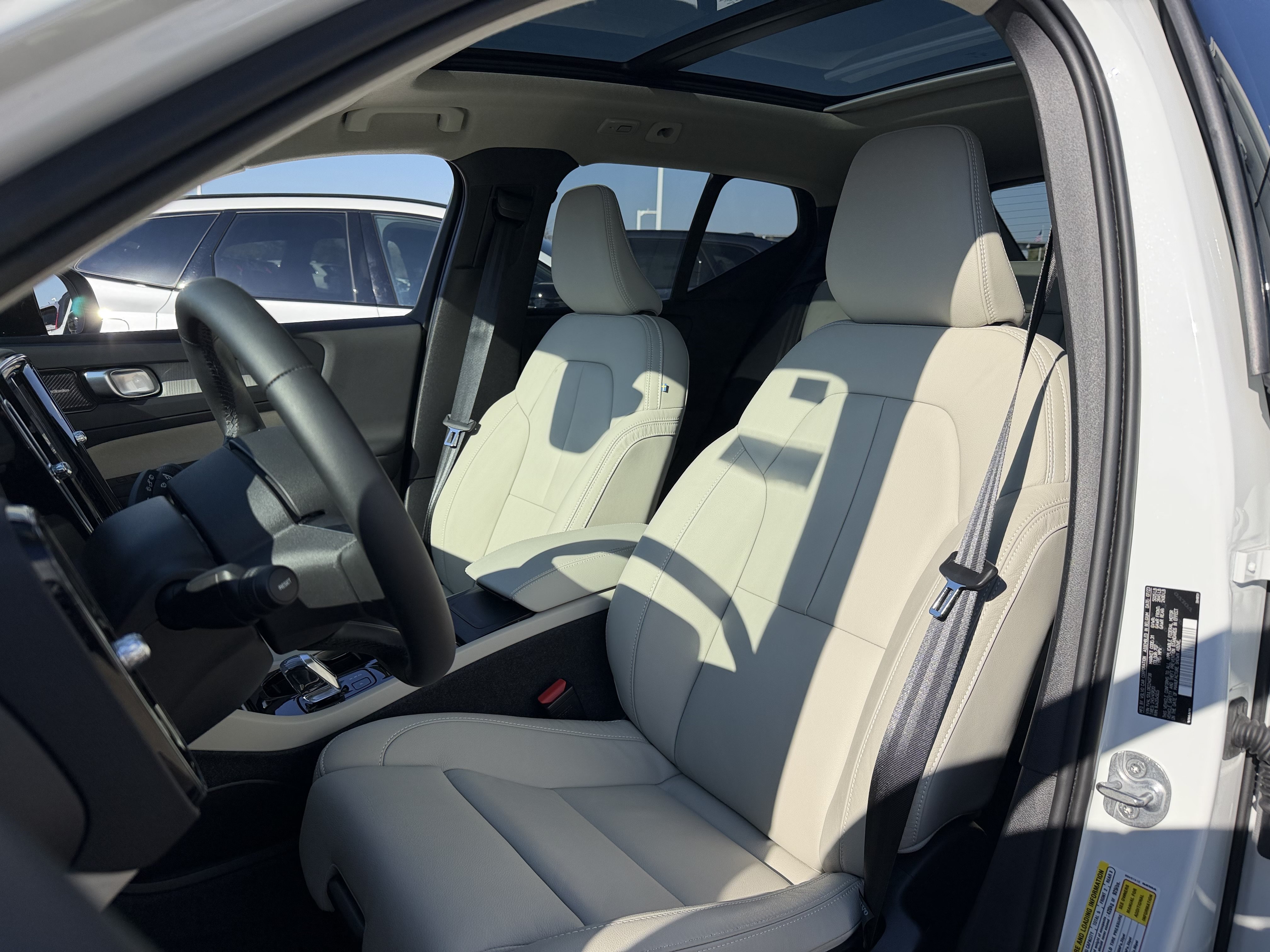 Used 2024 Volvo XC40 B5 Plus w/ Climate Package AWD/4WD image 8