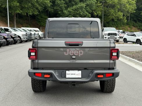 Used 2025 Jeep Gladiator Mojave w/ Convenience Group AWD/4WD image 4