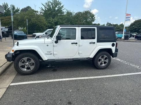 Used 2018 Jeep Wrangler Unlimited Sahara w/ Connectivity Group AWD/4WD image 13