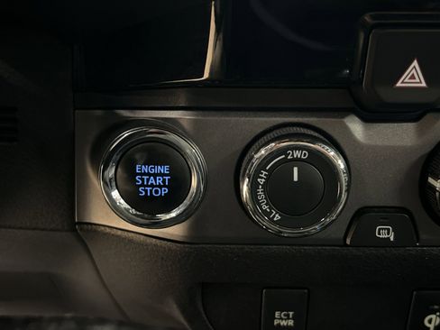 Used 2017 Toyota Tacoma TRD Off-Road w/ Tow Package (A/T) image 32