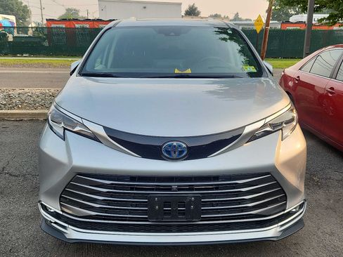 Used 2021 Toyota Sienna Platinum FWD image 2