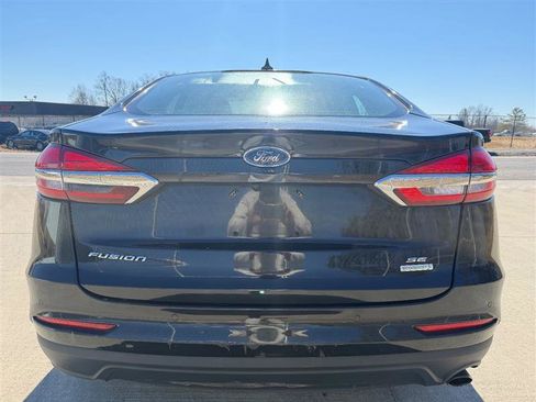 Used 2019 Ford Fusion SE image 4