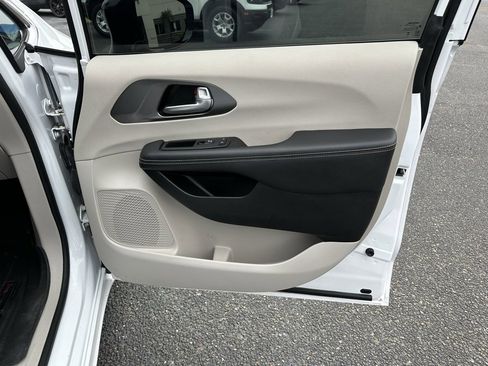 Used 2024 Chrysler Pacifica Touring-L w/ Uconnect Theater Family Group image 21