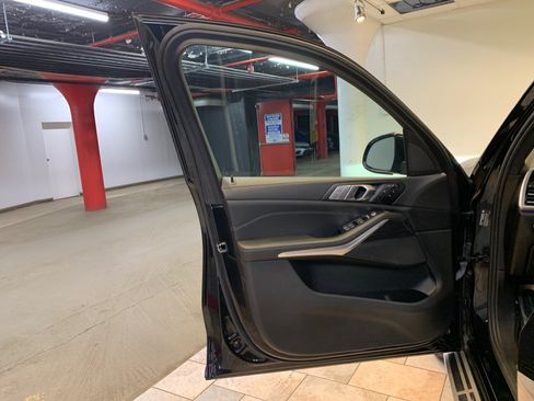 Used 2022 BMW X7 xDrive40i w/ M Sport Package AWD/4WD image 13
