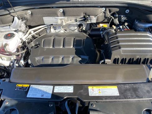 Used 2025 Volkswagen Atlas Cross Sport SE FWD image 9