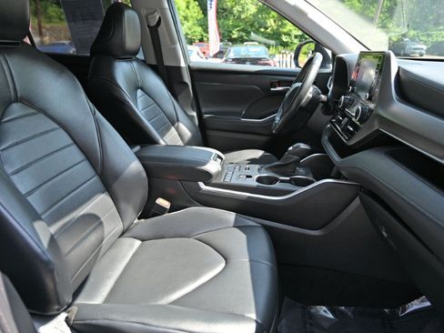Used 2022 Toyota Highlander XLE AWD/4WD image 19