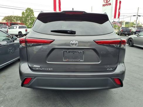 Used 2023 Toyota Highlander XLE FWD image 2