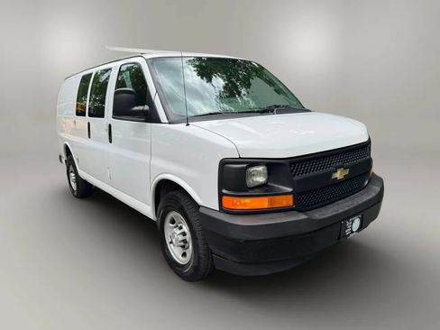 Used 2017 Chevrolet Express 2500 RWD image 3