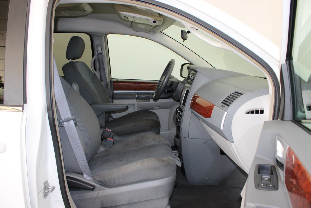 Used 2009 Chrysler Town & Country Touring FWD image 10