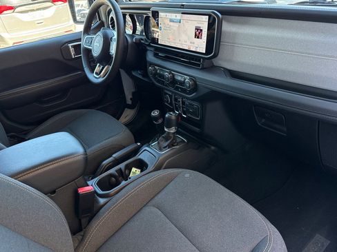 Used 2024 Jeep Wrangler Unlimited Sahara AWD/4WD image 19