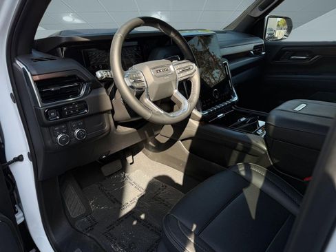 Used 2025 GMC Yukon XL Denali AWD/4WD image 3
