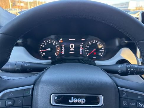 Used 2025 Jeep Compass Limited image 11