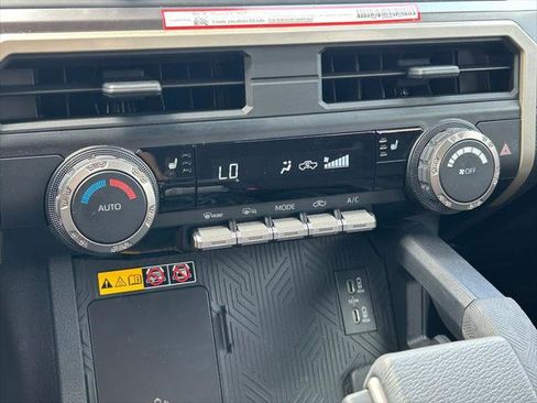 Certified 2025 Toyota Tacoma SR5 AWD/4WD image 32